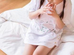 GIRLT果团网 – 就问你，龚玥菲的图包里是不是有什么私房密藏，真心想一探究竟。
