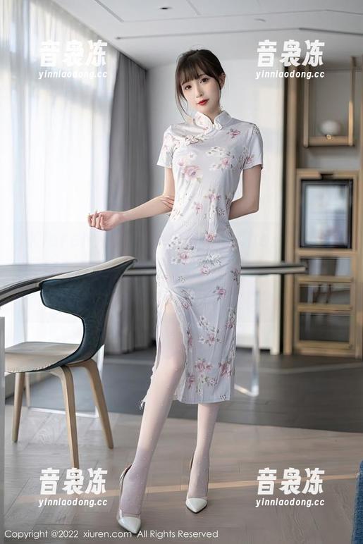 Xiuren秀人网-Cherry绯月樱 Xiuren秀人网 - 免费来看Cherry绯月樱穿着牛仔裤的“意外搭档”套图,谁能想到鞋子居然也有故事?
