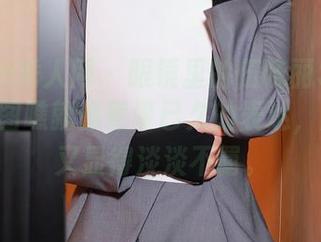 Xiuren秀人网 – 眼镜里的伍晓丽Shirley，原图瞧就像蓄谋已久的表达，图片却又显得淡淡不羁。