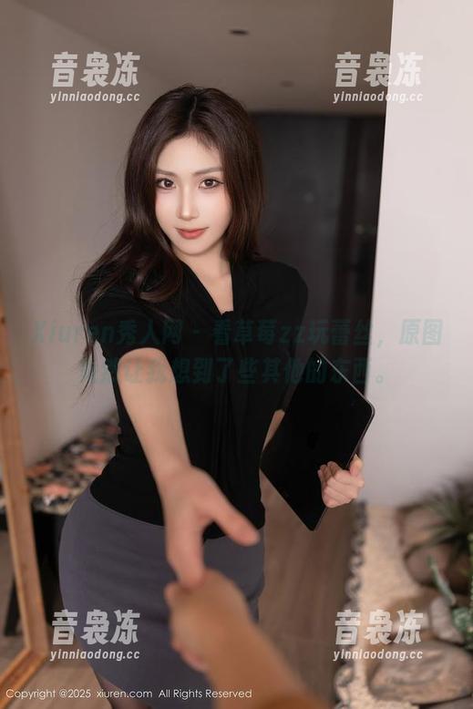 Xiuren秀人网-草莓zz Xiuren秀人网 - 看草莓zz玩蕾丝,原图竟然让我想到了些其他的东西。