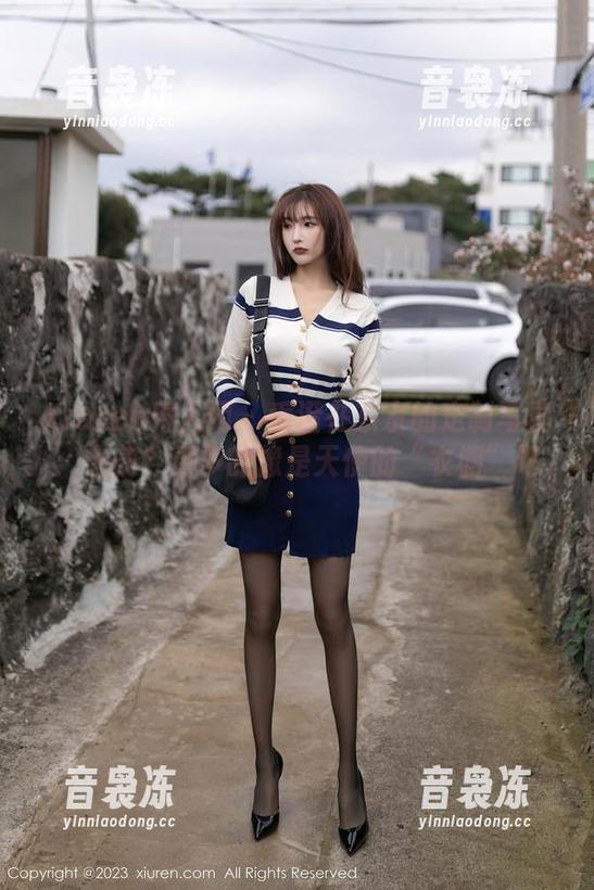 Xiuren秀人网-香澄在东京 Xiuren秀人网 - 香澄在东京的定制写真:天使?更多的像是天使的“衣橱”吧