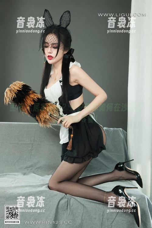 丽柜 - 居家写真？安安教你如何在沙发上优雅地吃零食！