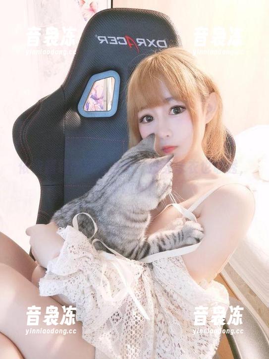 依依超级懒泳池合集：没穿泳衣也敢秀，牛啊你！
