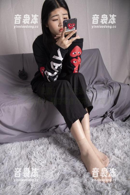 南国足艺 - 更新！青青在泳池旁拍了些写真，等我把手里的零食吃完再仔细看…