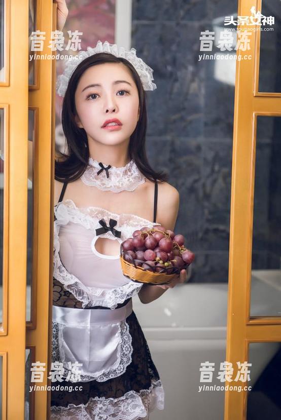 头条女神-林依依 头条女神 - 不可思议,林依依的JK写真总有一种魔力,让我在挤公交的时候都忍不住盯着手机。
