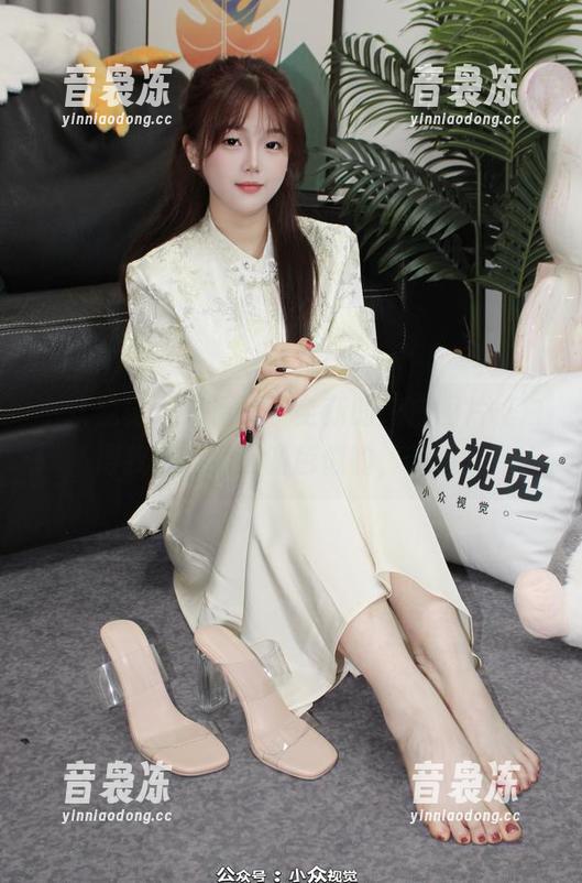 小众视觉-惠子 小众视觉 - 来看惠子全新的纯白图片,白得我都想直接调色似的,哈哈。