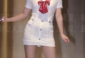 小女巫露娜“女孩”私拍图集里，每一张都有种让人想停下来的魔力，唔，是我在多想吗？