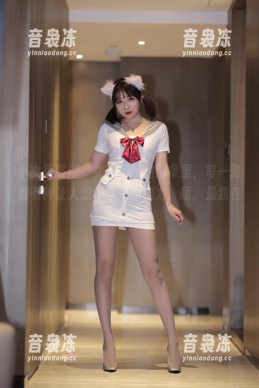 小女巫露娜“女孩”私拍图集里，每一张都有种让人想停下来的魔力，唔，是我在多想吗？