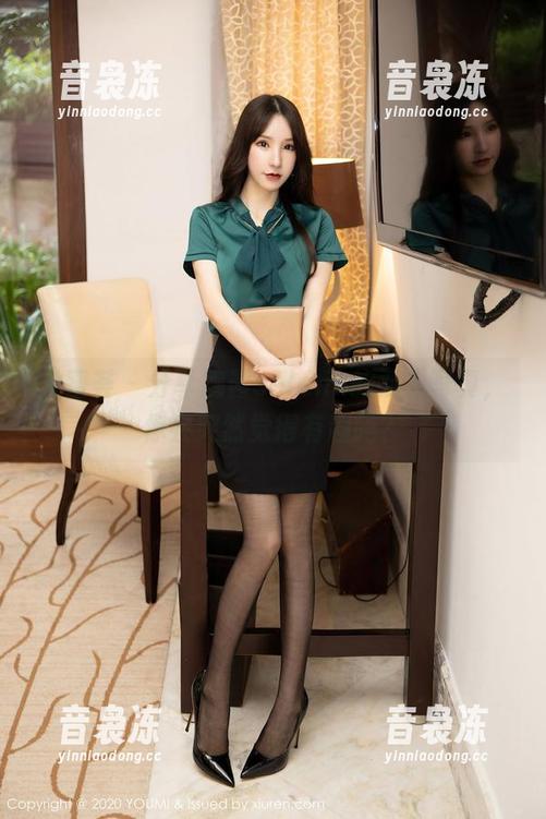 尤蜜荟 - 分享娜露selena的双人写真，你会突然觉得有趣吗？