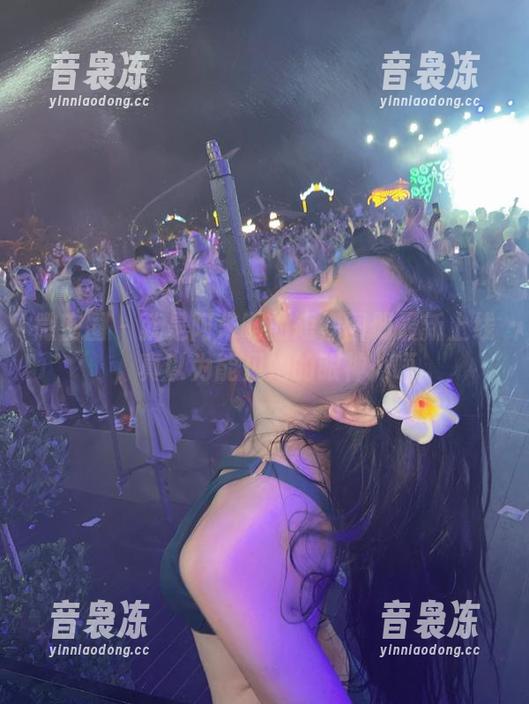 就是阿朱啊 微密圈 - 就是阿朱啊的短裙图册最新上线,真以为能见她的眼神…唔