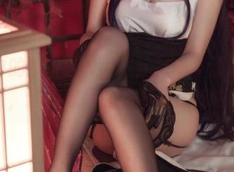 图片中的弥音音ww，油腻感扑面而来，哈哈，这到底是在拍照还是在咕噜？