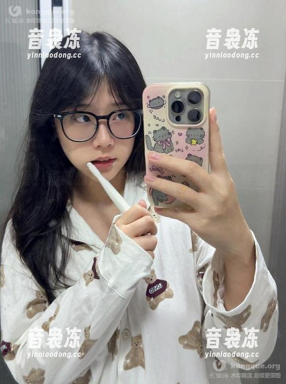 看！最新的是一只废喵了美足原图，穿越了鞋柜的界限