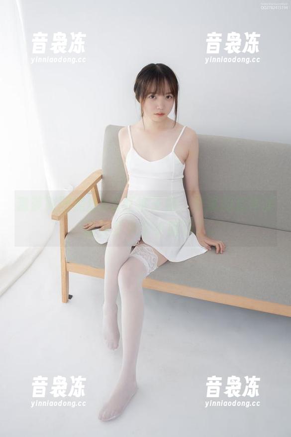 森萝财团 森萝财团黑丝VS红格子裙,更新的套图里藏着多少个小暗示?