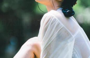 清水由乃的浴室写真，图片中的水滴好像在说话，没事儿不要多想。