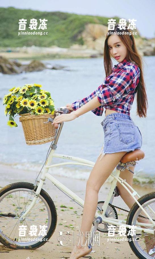 爱尤物-乔伊诺 爱尤物 - 在乔伊诺的灰丝写真里,仿佛可以听到轻柔的呢喃