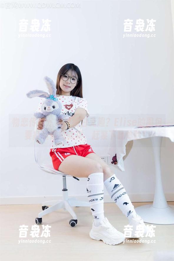 物恋传媒 - 谁说纯白无趣？Elise的图包要打破你的偏见，赶紧下载体验！