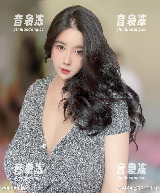 猪小七 微密圈 - 猪小七的黑丝写真——无圣光倒是让人越看越想!