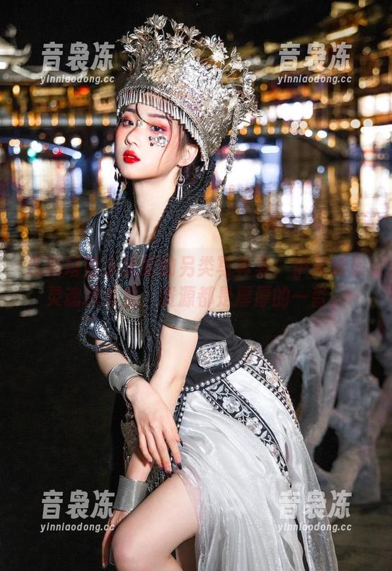 瓦斯塔亚小龙虾的另类写真集：伊芙琳在灵魂探戈里，资源都是厚厚的一沓。