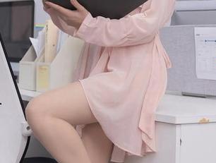 秀人网 – 一穿上制服就变女神？区静瑶的最新写真集果然有点意思。