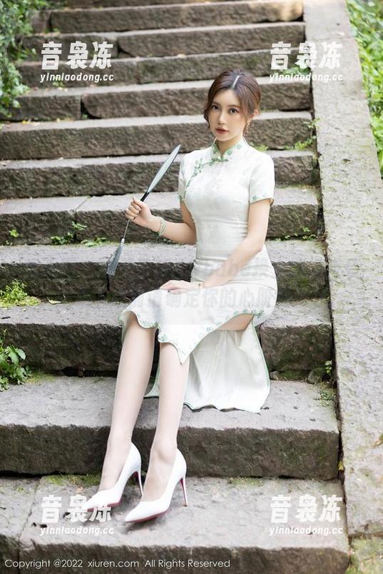 秀人网 - 糯美子MINIbabe换上职场新装，图集下载前请确定你的心脏够强壮。