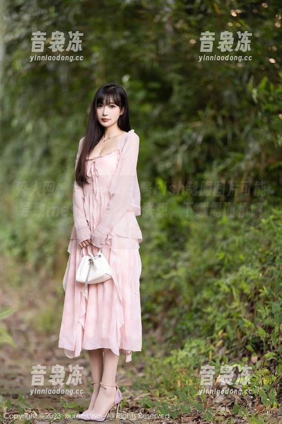 秀人网 - 警告：鱼子酱Fish制服图片可能导致inesperadas联想，下载需谨慎哦？