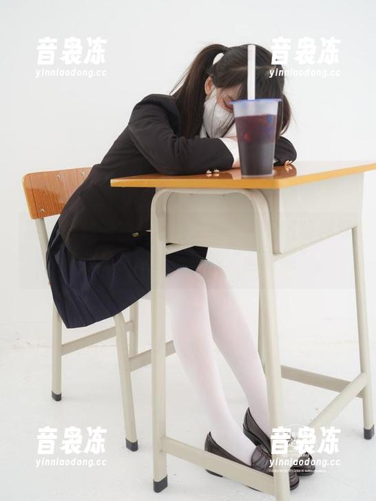 紧急企划-一只喵喵梓 紧急企划 - 白丝车内来袭,一只喵喵梓写真集分享,眼前一亮的“画面感”。