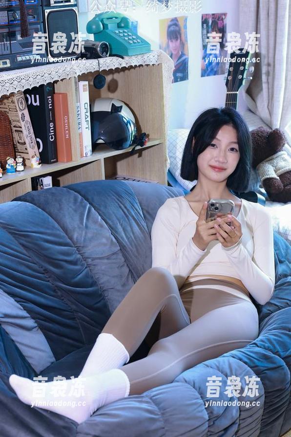 绮梦摄影 - 晨晨在黑色里游走，图集看完后心里还是觉得空落落的