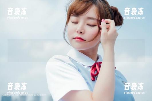 菠萝社 - 柳侑绮Sevenbaby在教室里，原图里的学习气息能不能再淡一点啊？