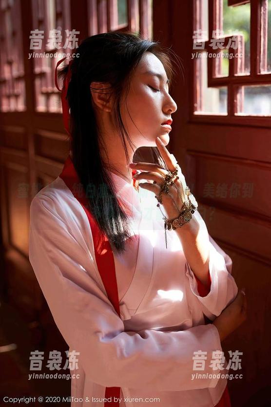 蜜桃社-美绪 蜜桃社 - 纯白套图,新鲜出炉!美绪你到底喝了多少牛奶才能这么白?