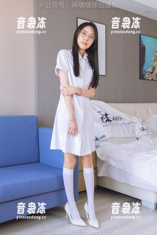 袜啵啵-小安 袜啵啵 - 小安黑丝图包,谁想要?当然是付费的我没一直在想!
