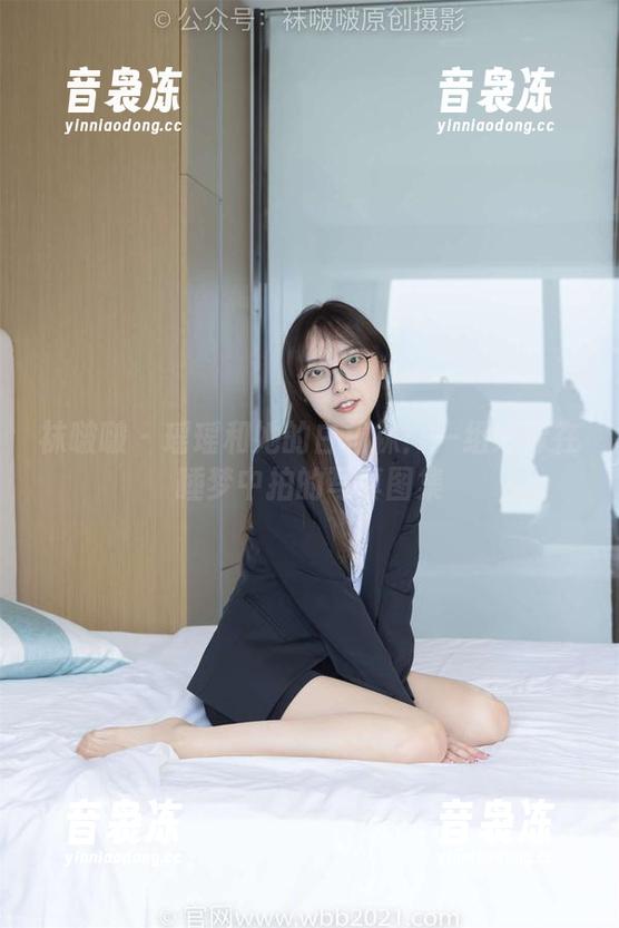 袜啵啵 - 瑶瑶和她的白棉袜：一组好像在睡梦中拍的写真图集