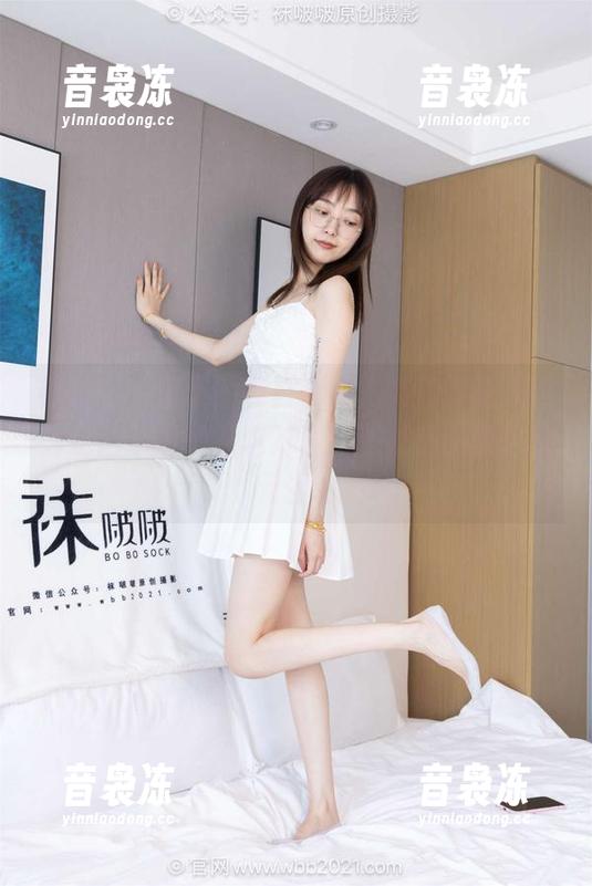袜啵啵 - 稚予的纯白套图，高清得让人以为走进了童话，哦对了，还有些小猫咪的元素。