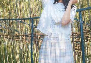 最新的西瓜少女写真，吊带犹如弹簧一样，轻松又灵动！
