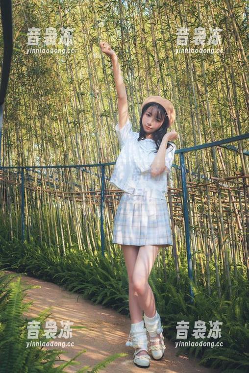 西瓜少女 最新的西瓜少女写真,吊带犹如弹簧一样,轻松又灵动!
