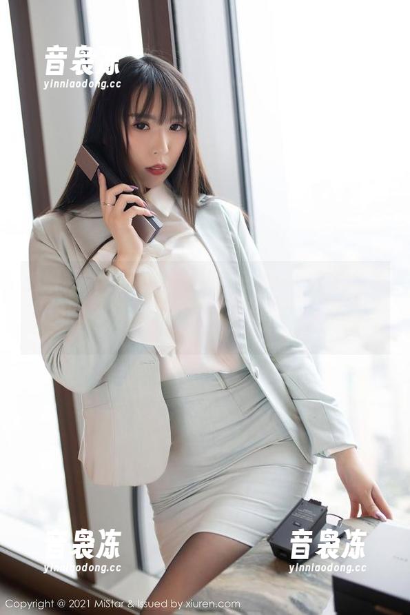 魅妍社-耶利米Leslie 魅妍社 - 看了这组耶利米Leslie白衬衫的私拍图包,我开始反思我的衣柜该更新了。