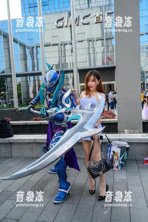 魔镜街拍-萌宝儿 魔镜街拍 - 萌宝儿的疯狂体验在线:哈哈镜下的包臀裙和小插曲合集
