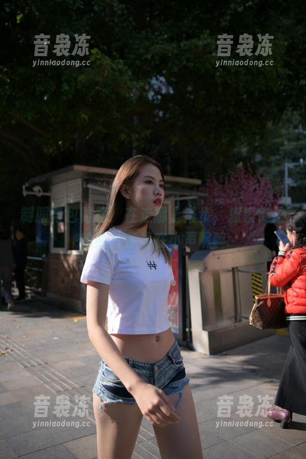 制服与包臀裙：在走廊上漫步，魔镜街拍的照片像是在小声呢喃